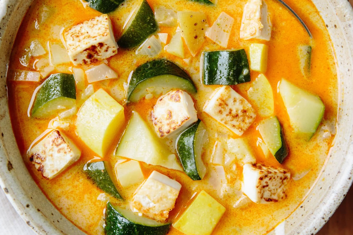 Yellow summer squash soup with curry spices