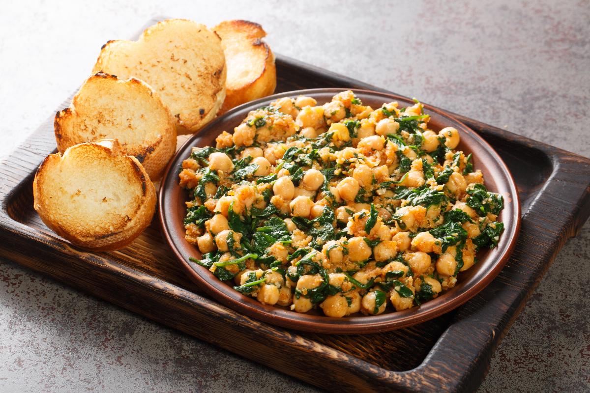 Spanish Garbanzos con Espinacas